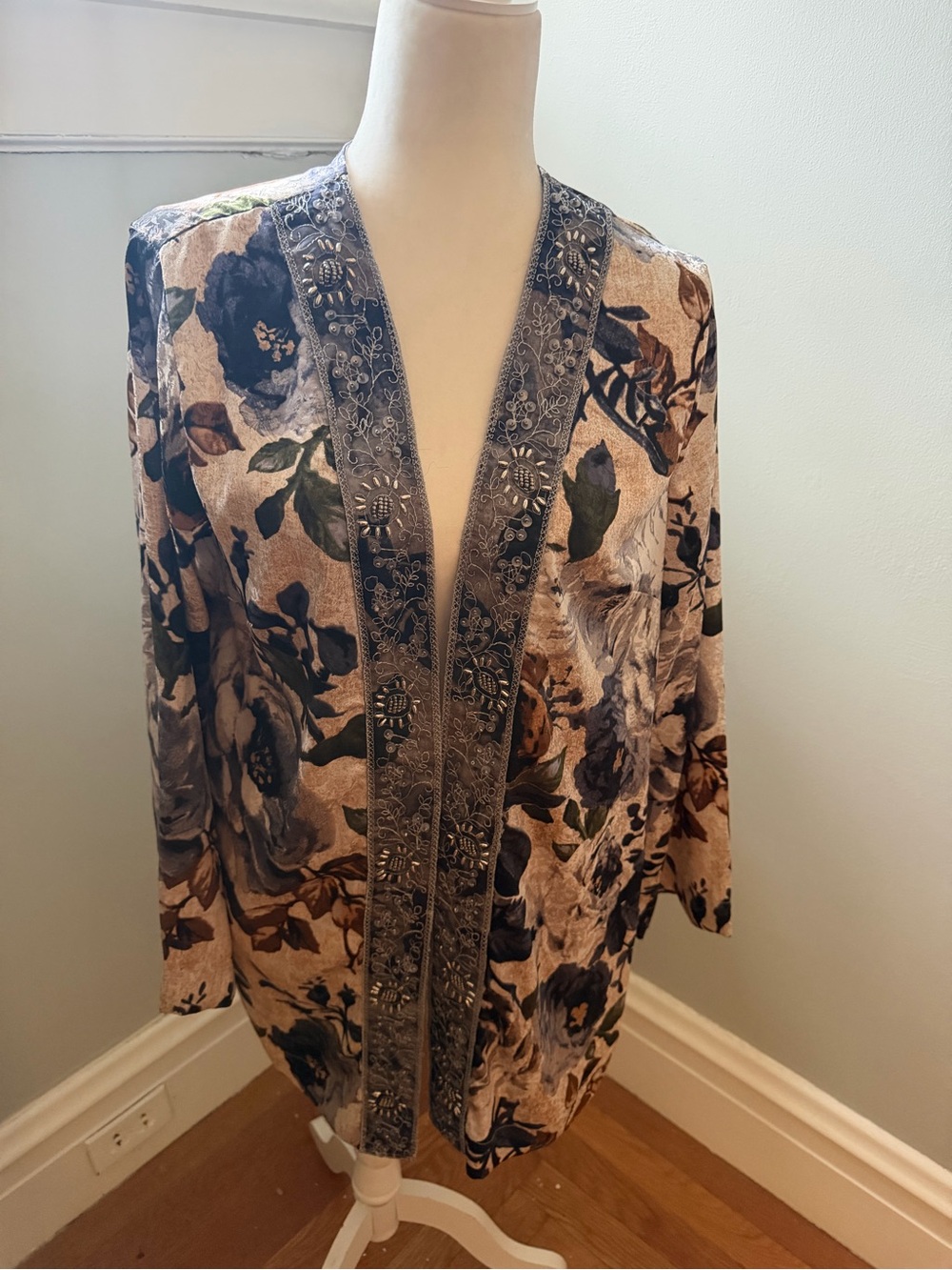 Susan Graver Artisan Floral Open Front Kimono Cardigan Beaded Trim Size Small - Picture 2 of 8